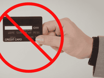 La situación puede complicarse aún más cuando el trabajador obtiene un nuevo empleo y su salario vuelve a depositarse en la misma institución bancaria. CANVA