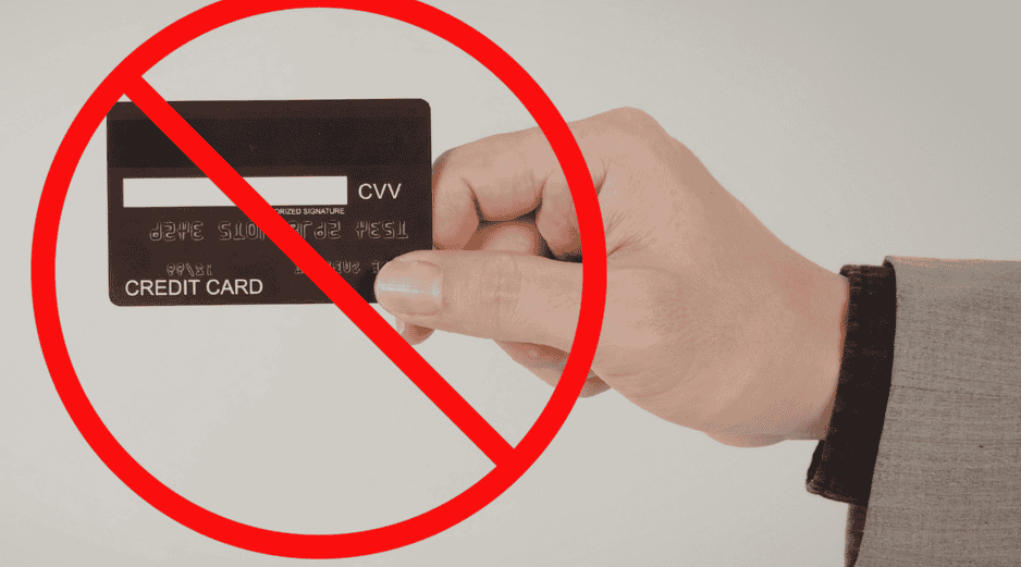 La situación puede complicarse aún más cuando el trabajador obtiene un nuevo empleo y su salario vuelve a depositarse en la misma institución bancaria. CANVA