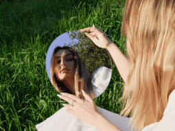 Diversos especialistas sostienen que hablar en voz alta ayuda a regular la conducta y a dirigir la atención. CANVA