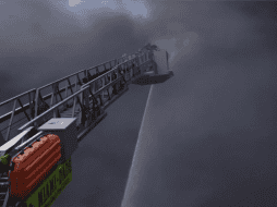 Miami-Dade informó del despliegue de 48 unidades, incluyendo por aire, en la bodega industrial en la zona de Miami Gardens. EFE