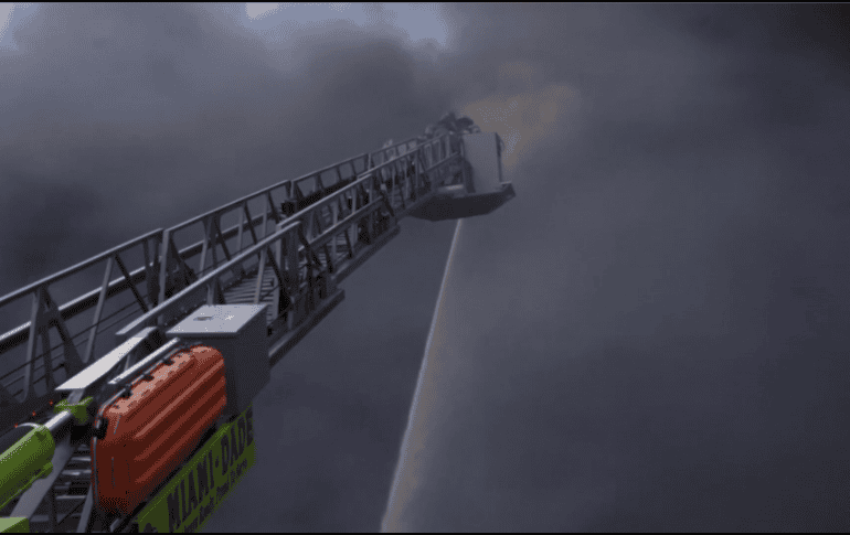 Miami-Dade informó del despliegue de 48 unidades, incluyendo por aire, en la bodega industrial en la zona de Miami Gardens. EFE