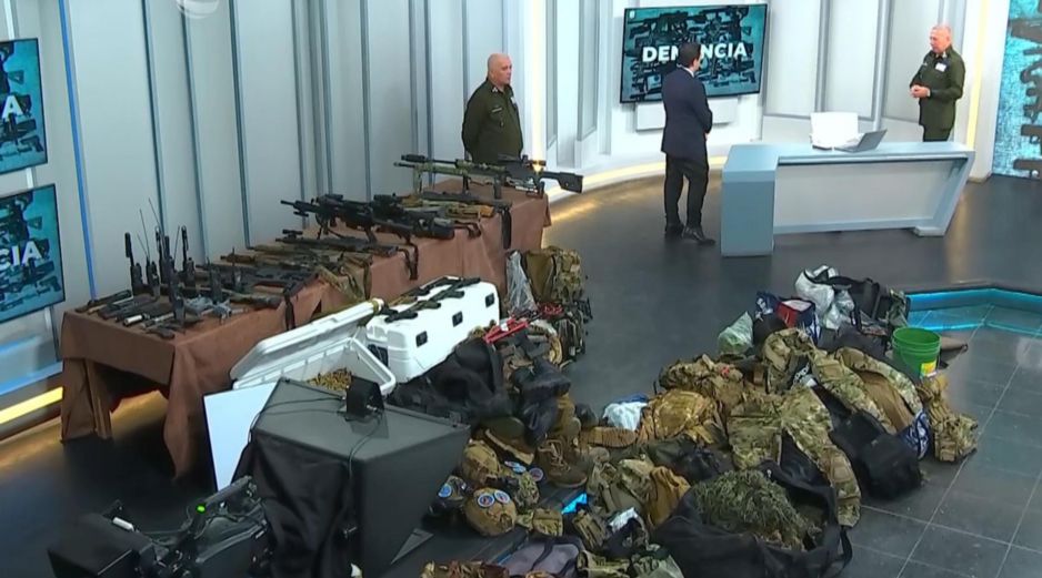 En la embarcación viajaban diez personas y se transportaba una considerable cantidad de armamento. EFE