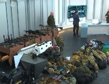 En la embarcación viajaban diez personas y se transportaba una considerable cantidad de armamento. EFE