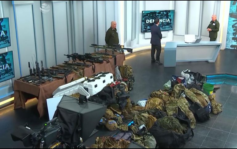 En la embarcación viajaban diez personas y se transportaba una considerable cantidad de armamento. EFE