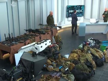 En la embarcación viajaban diez personas y se transportaba una considerable cantidad de armamento. EFE