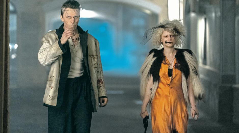 Christian Bale y Jessie Buckley, en una escena de “¡La novia!”. CORTESÍA