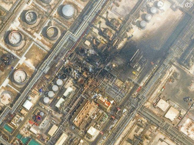 El ataque a la refinería Ras Tanura, la más grande de Arabia Saudita, y el cierre de facto del estrecho de Ormuz, disparan la preocupación por el suministro global de petróleo. AFP