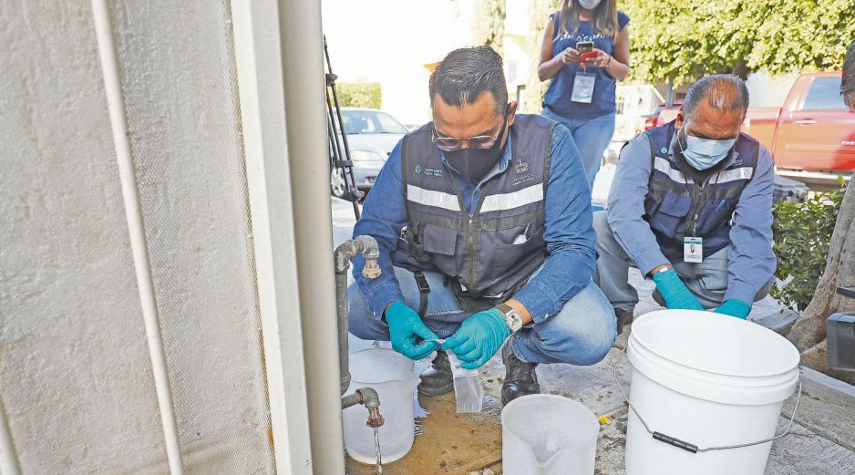 El agua turbia y con mal olor en las colonias se atribuye al deterioro del sistema antiguo de conducción y a los trabajos de desazolve, informó el SIAPA. Si el problema persiste, pide reportarlo al 073. ESPECIAL