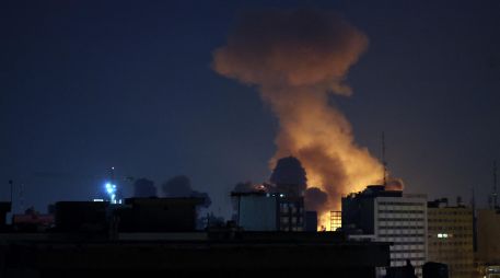 Fuego y humo tras un ataque en Teherán, capital de Irán. Los ataques de Estados Unidos e Israel continúan en varios puntos de la república islámica. EFE/A. Taherkenareh