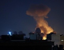 Fuego y humo tras un ataque en Teherán, capital de Irán. Los ataques de Estados Unidos e Israel continúan en varios puntos de la república islámica. EFE/A. Taherkenareh