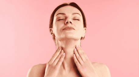 El maquillaje puede ayudar a ocultar el chupetón por algunas horas, pero la marca desaparecerá de manera natural con el paso de los días. CANVA