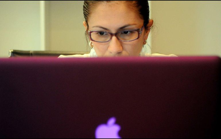 El estudio también detectó que las mujeres reportan menor satisfacción con sus oportunidades de desarrollo profesional. EFE/J.Arguedas