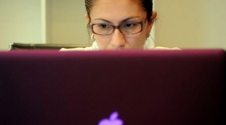El estudio también detectó que las mujeres reportan menor satisfacción con sus oportunidades de desarrollo profesional. EFE/J.Arguedas