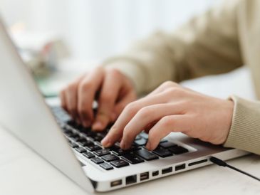 Con 447 votos a favor, diputados avalaron una reforma para proteger el tiempo personal de los trabajadores. CANVA