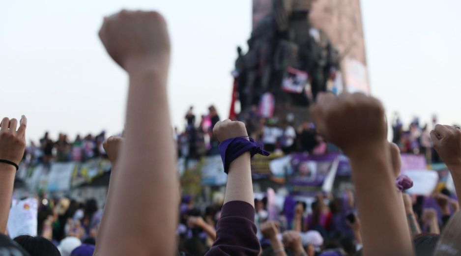 Cada año, durante las marchas del 8M, millones de mujeres en diferentes ciudades levantan el puño como una señal de apoyo mutuo y de fortaleza colectiva. EL INFORMADOR / ARCHIVO
