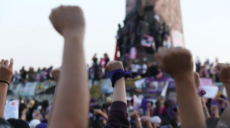 Cada año, durante las marchas del 8M, millones de mujeres en diferentes ciudades levantan el puño como una señal de apoyo mutuo y de fortaleza colectiva. EL INFORMADOR / ARCHIVO