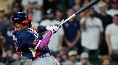 Aaron Judge, de Estados Unidos, rompe el bate al conectar una rola. El toletero abrió el marcador con un jonrón. AP/A. Landis