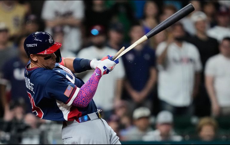 Aaron Judge, de Estados Unidos, rompe el bate al conectar una rola. El toletero abrió el marcador con un jonrón. AP/A. Landis