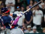 Aaron Judge, de Estados Unidos, rompe el bate al conectar una rola. El toletero abrió el marcador con un jonrón. AP/A. Landis