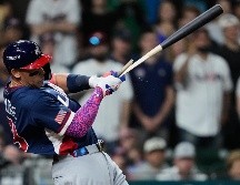 Aaron Judge, de Estados Unidos, rompe el bate al conectar una rola. El toletero abrió el marcador con un jonrón. AP/A. Landis