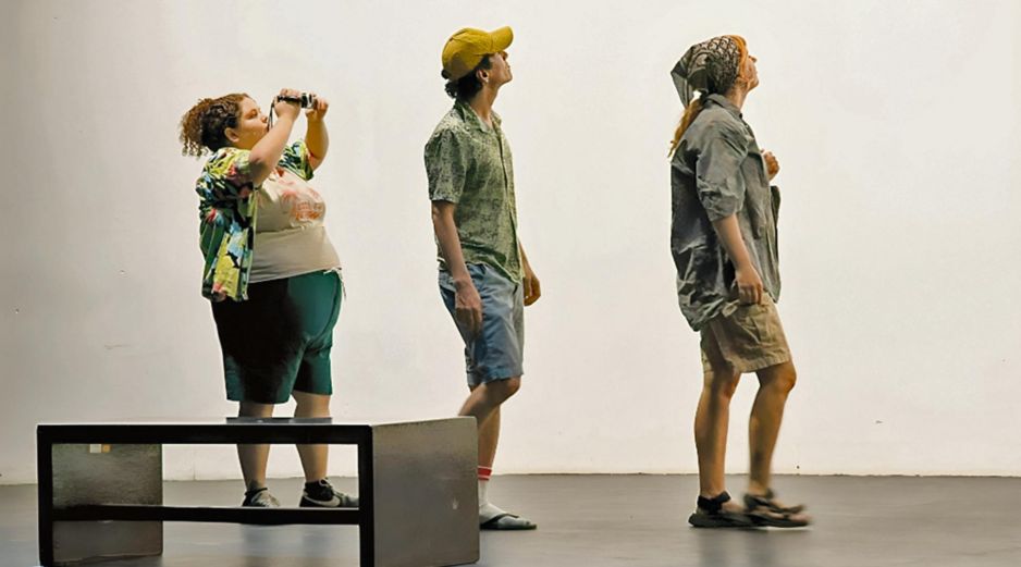 La obra “Mausoleo” explora la relación entre luz, sombra y mirada para construir una atmósfera inquietante en escena. CORTESÍA