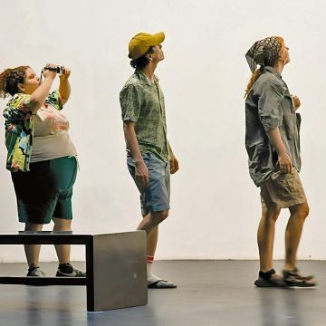 La obra “Mausoleo” explora la relación entre luz, sombra y mirada para construir una atmósfera inquietante en escena. CORTESÍA