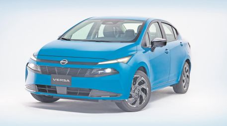El nuevo Versa adopta un frontal más moderno con luces divididas, parrilla más discreta y rines rediseñados que refuerzan su imagen renovada. CORTESÍA