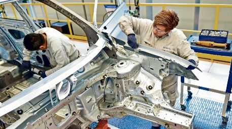 La industria automotriz será una de las prioridades durante la renegociación del tratado. AFP