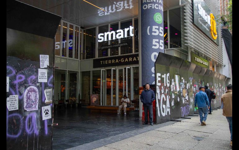 Colocan vallas metálicas en distintos puntos del Centro Histórico de la Ciudad de México como prevención durante la marcha del 8M. SUN / S. Reyes