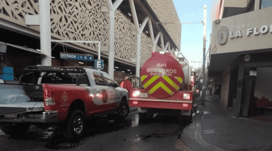 Policía Vial Jalisco recomienda tomar precauciones y seguir las indicaciones de las y los elementos en la zona centro de Guadalajara. X / @JaliscoVial