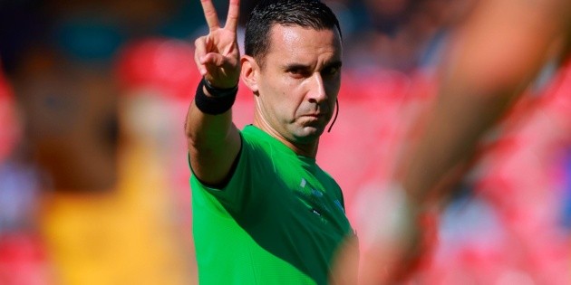 &Aacute;rbitros mexicanos varados en Medio Oriente vuelven al pa&iacute;s