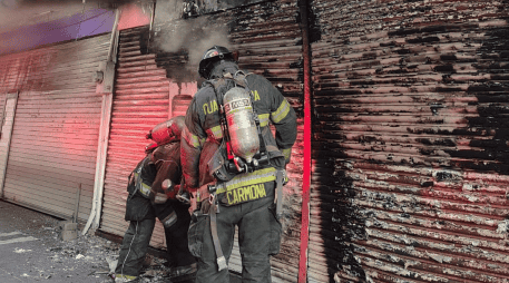 Debido al incendio reportado a un costado del Mercado Corona, en la calle Independencia, fue cerrada a la circulación vehicular. ESPECIAL