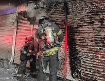 Debido al incendio reportado a un costado del Mercado Corona, en la calle Independencia, fue cerrada a la circulación vehicular. ESPECIAL