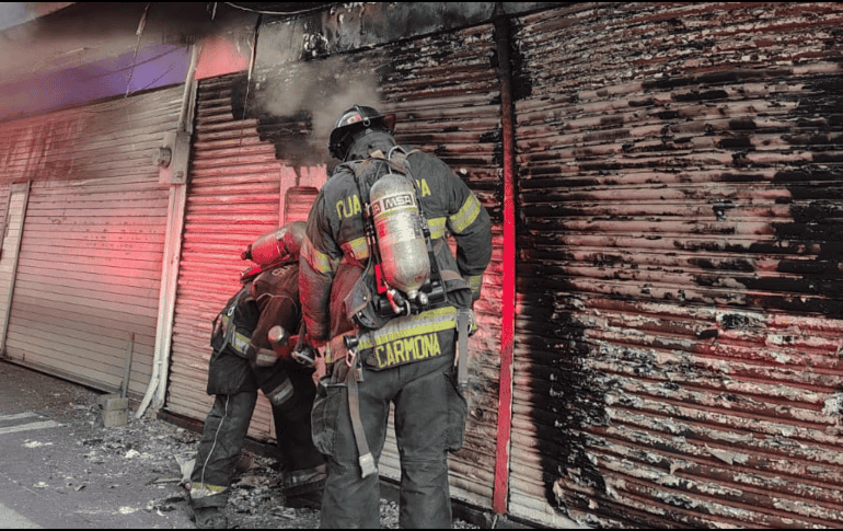 Debido al incendio reportado a un costado del Mercado Corona, en la calle Independencia, fue cerrada a la circulación vehicular. ESPECIAL