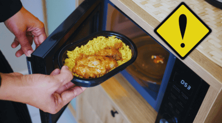 Tras someter los plásticos a temperaturas altas, el calor del microondas puede liberar BPA, ftalatos, BPS o BPF, y adherirse a la comida. Por eso es preferible usar envases de vidrio y cerámica. ESPECIAL / CANVA