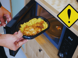 Tras someter los plásticos a temperaturas altas, el calor del microondas puede liberar BPA, ftalatos, BPS o BPF, y adherirse a la comida. Por eso es preferible usar envases de vidrio y cerámica. ESPECIAL / CANVA