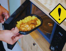 Tras someter los plásticos a temperaturas altas, el calor del microondas puede liberar BPA, ftalatos, BPS o BPF, y adherirse a la comida. Por eso es preferible usar envases de vidrio y cerámica. ESPECIAL / CANVA