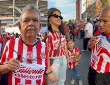 Aficionados de Chivas acuden al Estadio Jalisco para vivir el Clásico Tapatío como una tradición familiar llena de pasión, orgullo y confianza en que la rivalidad se mantenga sólo en la cancha. EL INFORMADOR/ A. GARCÍA.