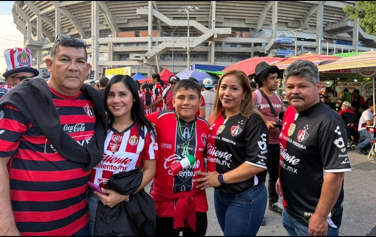 Arnulfo Rodríguez, aficionado del Atlas, destacó que, más allá del resultado, el clásico es un partido que se disfruta en familia. EL INFORMADOR/ F. RAMÍREZ.
