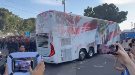 Un grupo de aficionados del Atlas arrojó diversos objetos al camión que transportaba al equipo rojiblanco. EL INFORMADOR/ F. RAMÍREZ.