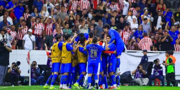 Chivas remonta ante Atlas y conquista el Cl&aacute;sico Tapat&iacute;o