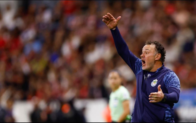 Gabriel Milito ha ganado los cuatro clásicos que ha dirigido al frente del Guadalajara. EFE/F. Guasco