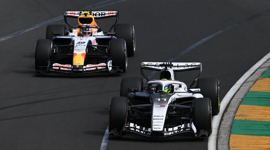 En uno de los grandes momentos de la carrera, Checo Pérez revivió la rivalidad con Liam Lawson en un mano a mano. EFE/J. Carrett