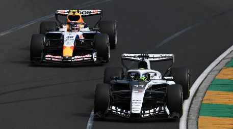 En uno de los grandes momentos de la carrera, Checo Pérez revivió la rivalidad con Liam Lawson en un mano a mano. EFE/J. Carrett