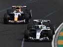En uno de los grandes momentos de la carrera, Checo Pérez revivió la rivalidad con Liam Lawson en un mano a mano. EFE/J. Carrett