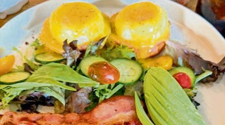 Huevos benedictinos ($260). Normalmente los ofrecen con salmón ahumado, pero pedimos que fuera con lomo canadiense. CORTESíA