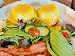 Huevos benedictinos ($260). Normalmente los ofrecen con salmón ahumado, pero pedimos que fuera con lomo canadiense. CORTESíA