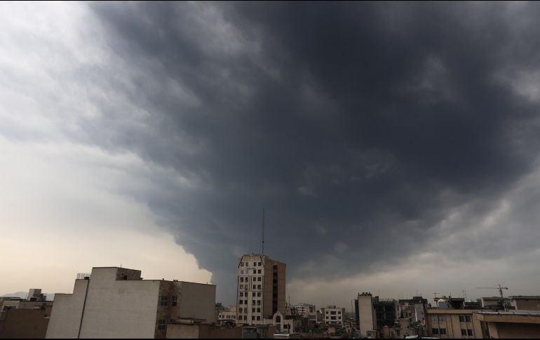 La Organización de Protección Ambiental de Irán llamó a los ciudadanos a no salir a las calles y permanecer en sus casas ante la toxicidad de la ciudad. EFE/A. Taherkenareh
