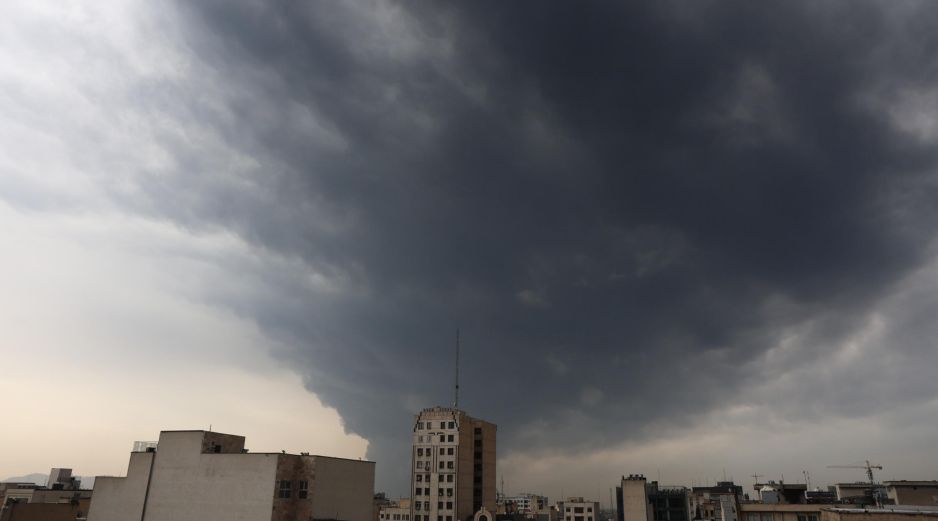 La Organización de Protección Ambiental de Irán llamó a los ciudadanos a no salir a las calles y permanecer en sus casas ante la toxicidad de la ciudad. EFE/A. Taherkenareh