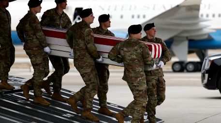 Los restos de seis soldados estadounidenses muertos en un ataque con drones en Kuwait llegaron ayer a la  Base Aérea de Dover, en Delaware. EFE/W. Oliver
